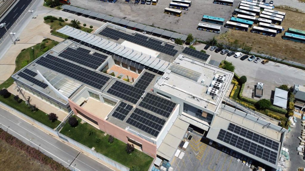 Εγκατάσταση φωτοβολταϊκών panel στην ταράτσα του εκθεσιακού χώρου της Ανθούσας