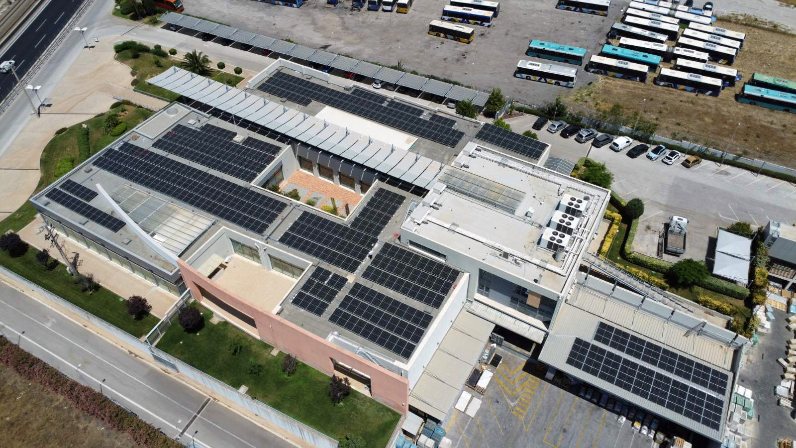 Εγκατάσταση φωτοβολταϊκών panel στην ταράτσα του εκθεσιακού χώρου της Ανθούσας