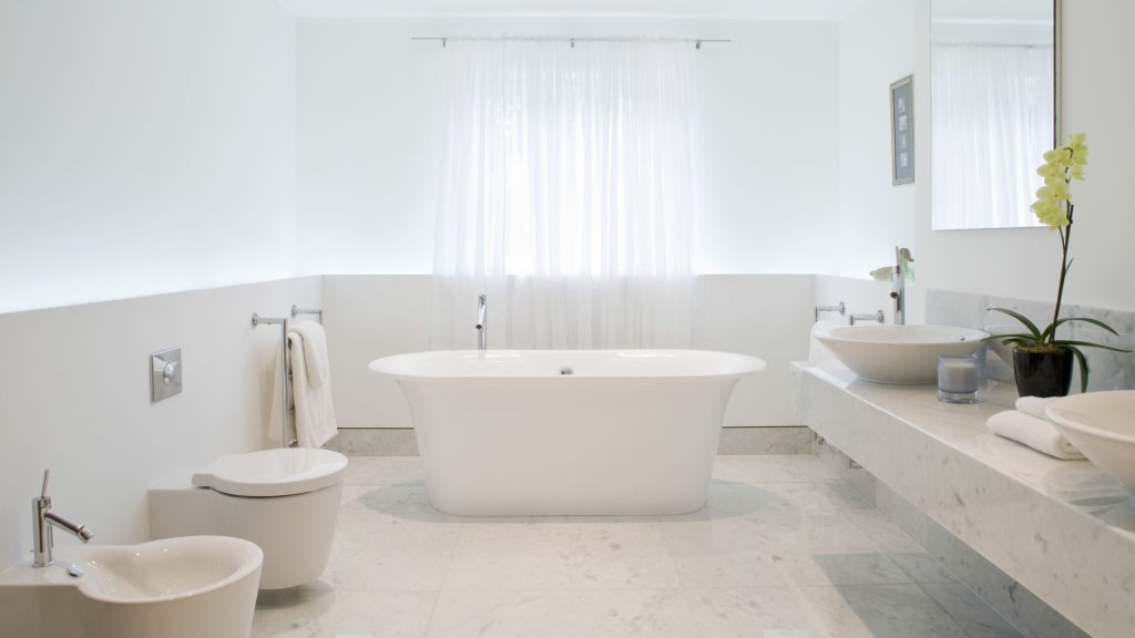 Πώς να ομορφύνετε το μπάνιο σας με μια κομψή λεκάνη μπάνιου;