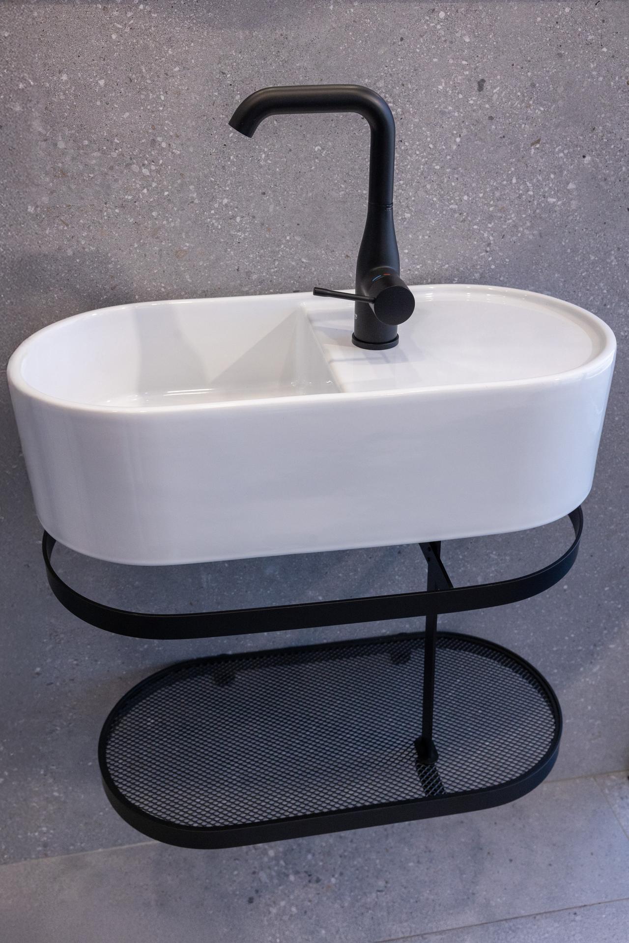 ESSENCE NEW 24177 PHANTOM BLACK GROHE